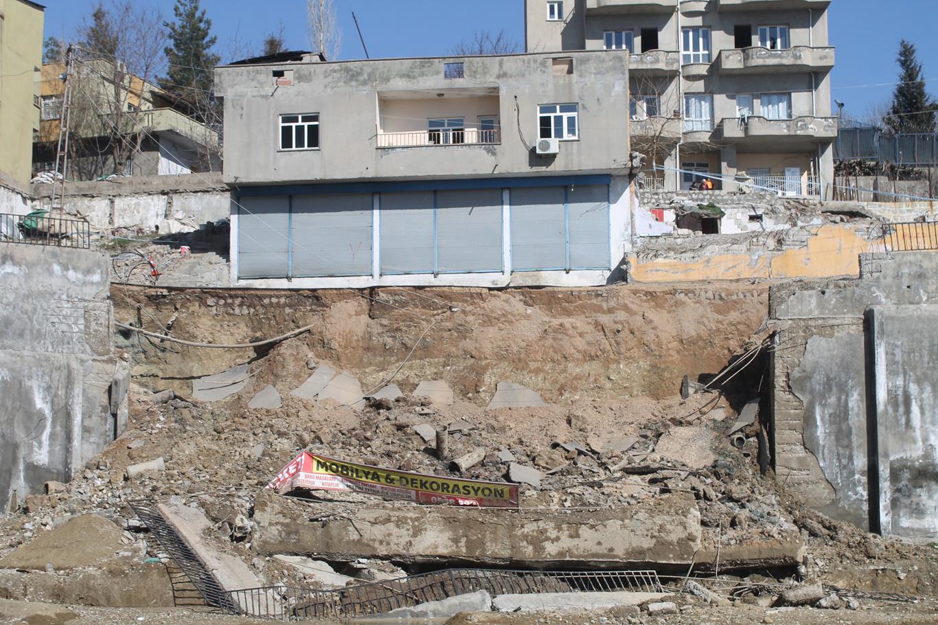 İstinat duvarı çöktü: Bir eve yıkım kararı verildi